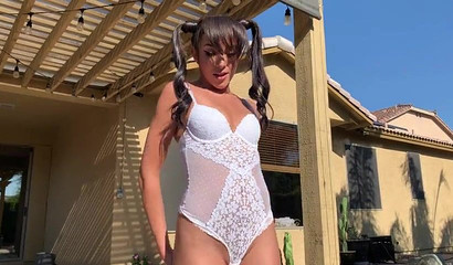 Latina Gives Outdoor Blowjob