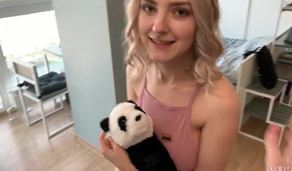 Cheating skank Eva Elfie sucks while on her knees