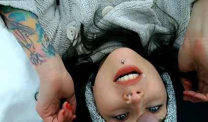 Tattooed nympho Laruna_Mave lying in show while giving head