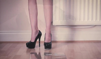 Blindfolded lingerie-clad brunette gets sprayed after sucking a dick