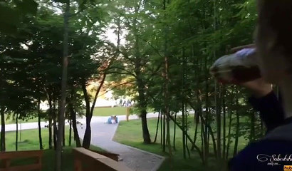 可爱金发女郎弗蕾雅·斯坦的森林喉咙口交