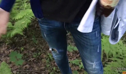 可爱金发女郎弗蕾雅·斯坦的森林喉咙口交