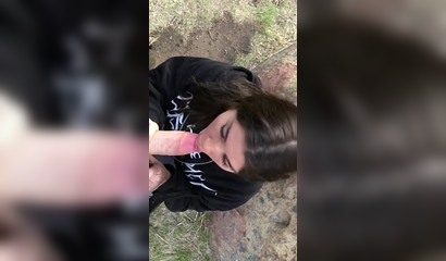 Mamada con capucha en público