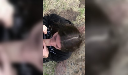 Mamada con capucha en público